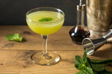 Ev yapımı Nane Şekeri Cin ve Limonlu Kokteyl