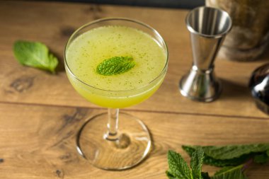 Ev yapımı Nane Şekeri Cin ve Limonlu Kokteyl