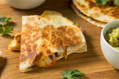 Peynirli fasulye ve Pico ile ev yapımı vejetaryen Quesadilla