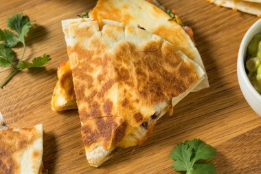 Peynirli fasulye ve Pico ile ev yapımı vejetaryen Quesadilla
