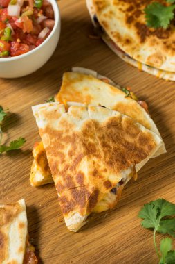 Peynirli fasulye ve Pico ile ev yapımı vejetaryen Quesadilla