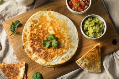 Peynirli fasulye ve Pico ile ev yapımı vejetaryen Quesadilla