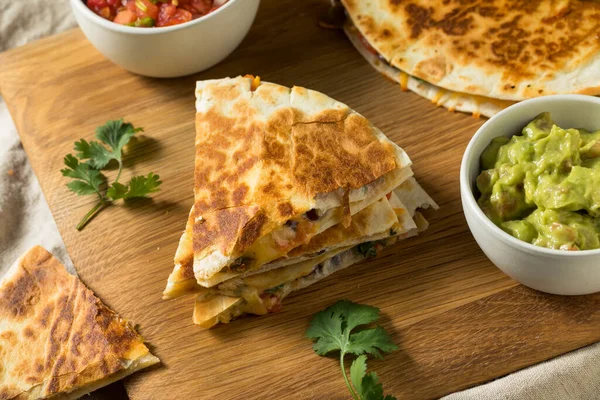 Quesadilla Vegetarian Buatan Sendiri Dengan Kacang Keju Dan Pico — Stok Foto