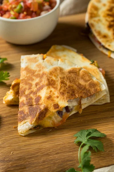 Domowej Roboty Wegetariańska Quesadilla Fasolą Serową Pico — Zdjęcie stockowe