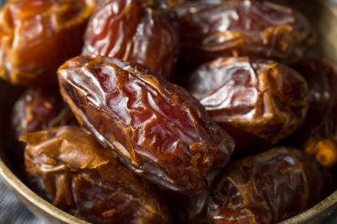 Kuru Organik Kırmızı Tarihler Bir Kasede