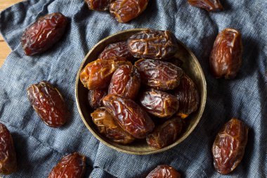 Kuru Organik Kırmızı Tarihler Bir Kasede