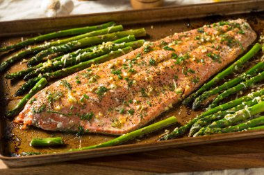 Ev yapımı somon fileto ve sarımsak ve Dill ile kuşkonmaz.