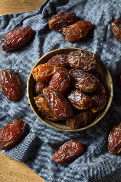 Dates Rouges Sèches Biologiques Dans Bol — Photo