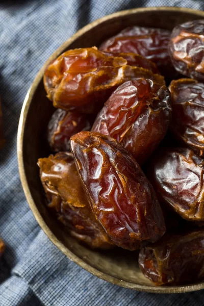 Dates Rouges Sèches Biologiques Dans Bol — Photo