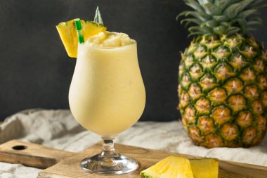 İçkili Donmuş Pina Colada Kokteyli Hindistan cevizi Kremalı