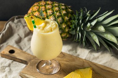 İçkili Donmuş Pina Colada Kokteyli Hindistan cevizi Kremalı