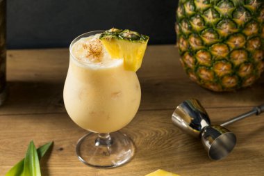 Alkollü PIneapple Ağrı kesici. Hindistan cevizi kremalı ve fındıklı kokteyl.