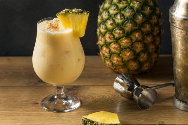 Alkollü PIneapple Ağrı kesici. Hindistan cevizi kremalı ve fındıklı kokteyl.