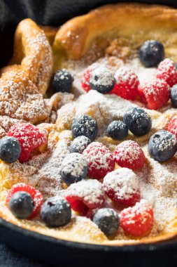 Ev yapımı Hollanda usulü, dut ve pudra şekerli krep.