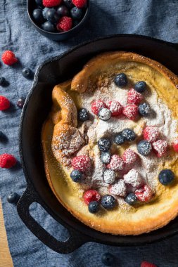Ev yapımı Hollanda usulü, dut ve pudra şekerli krep.