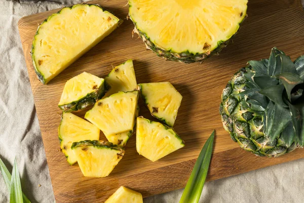Rauwe Gele Biologische Ananasschijfjes Klaar Eten — Stockfoto