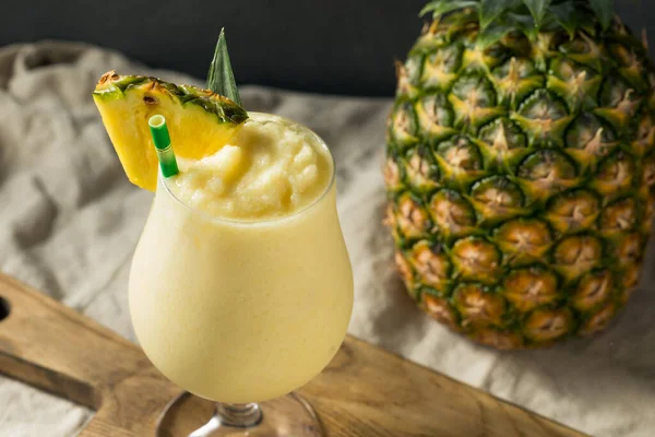 Cóctel Boozy Frozen Pina Colada Con Crema Coco — Foto de Stock