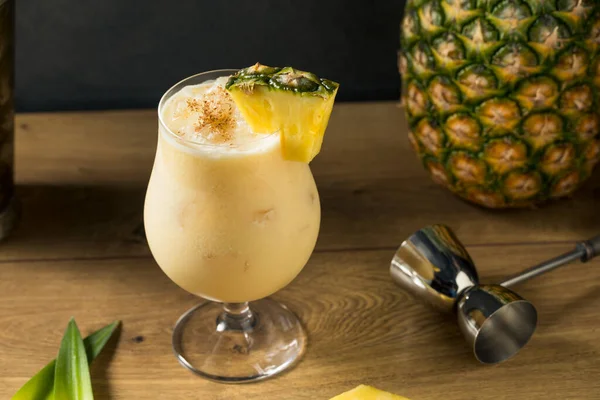 Boozy Pineapple Painkiller Cocktail Mit Kokoscreme Und Muskatnuss — Stockfoto