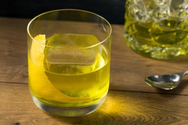 İçkiyi tazeleyen limonlu eski moda kokteyl