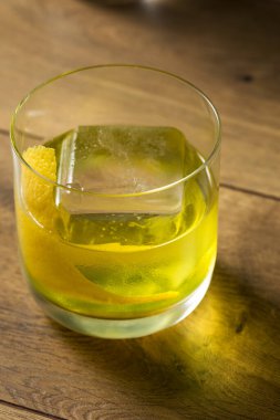 İçkiyi tazeleyen limonlu eski moda kokteyl