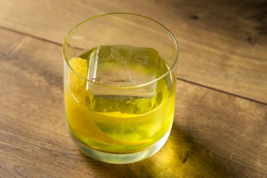 İçkiyi tazeleyen limonlu eski moda kokteyl