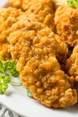 Kızarmış tavuk ve soslu patates kızartması.