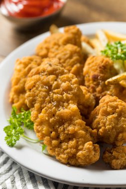 Kızarmış tavuk ve soslu patates kızartması.