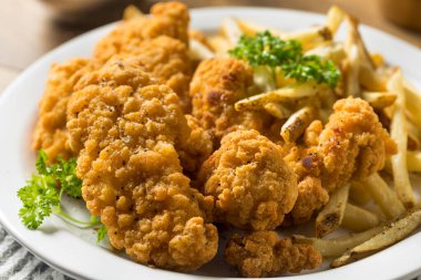 Kızarmış tavuk ve soslu patates kızartması.