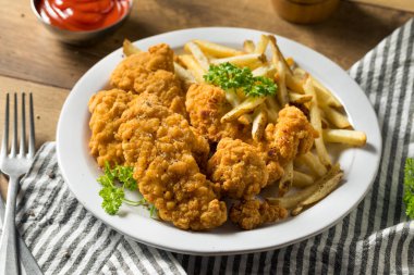 Kızarmış tavuk ve soslu patates kızartması.