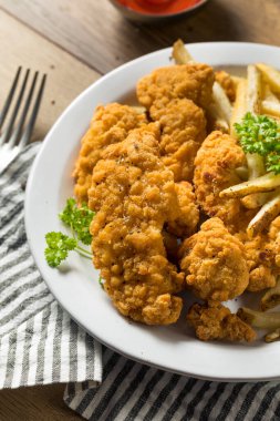 Kızarmış tavuk ve soslu patates kızartması.