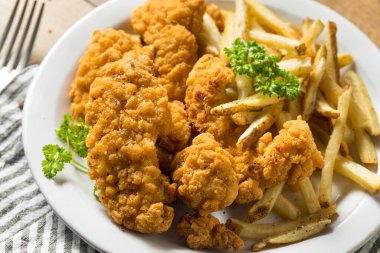 Kızarmış tavuk ve soslu patates kızartması.