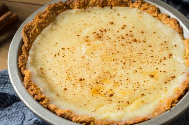 Tarçınlı ev yapımı tatlı kremalı turta.
