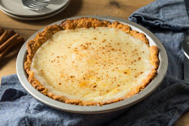Tarçınlı ev yapımı tatlı kremalı turta.
