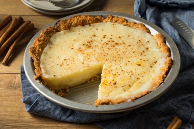 Tarçınlı ev yapımı tatlı kremalı turta.