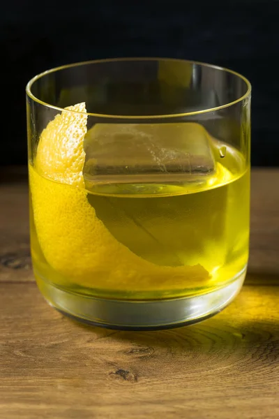 Gim Refrescante Refrescante Cocktail Moda Antiga Com Guarnição Limão — Fotografia de Stock
