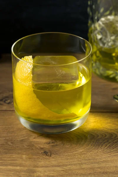 Gim Refrescante Refrescante Cocktail Moda Antiga Com Guarnição Limão — Fotografia de Stock