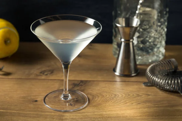 Boozy Menyegarkan Gin Martini Dengan Garnish Lemon — Stok Foto