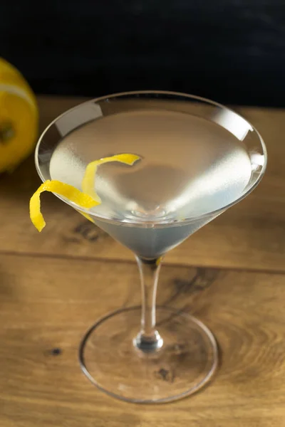 Boozy Uppfriskande Gin Martini Med Citron Garnering — Stockfoto