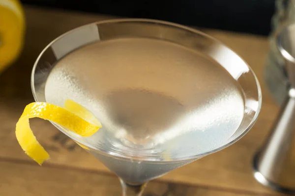 Piás Frissítő Gin Martini Citromos Körettel — Stock Fotó