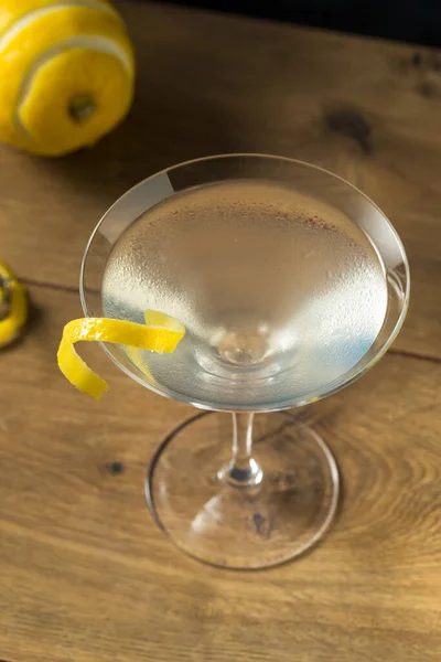 Gin Martini Rinfrescante Alcolico Con Una Decorazione Limone — Foto Stock