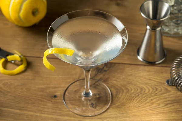 Boozy Erfrischender Gin Martini Mit Zitronengarnitur — Stockfoto