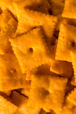 Tuzlu, lezzetli, peynirli kraker kasesinde.