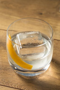 Serinletici Beyaz Negronic Kokteyli Citrus Garnitürüyle