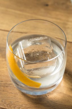 Serinletici Beyaz Negronic Kokteyli Citrus Garnitürüyle