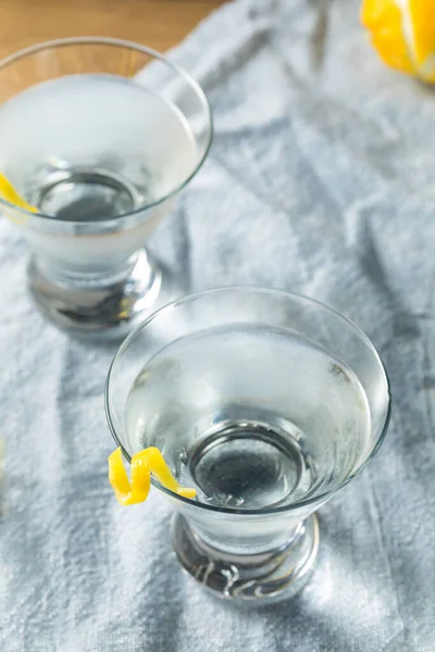 Piás Frissítő Gin Martini Citromos Körettel — Stock Fotó