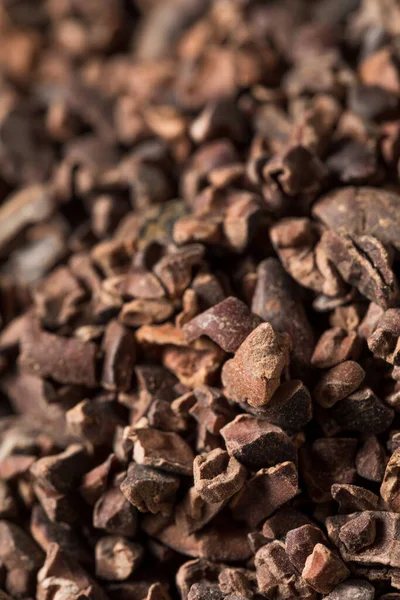 Nyers Barna Organikus Csokoládé Cocao Nibs Egy Tálban — Stock Fotó