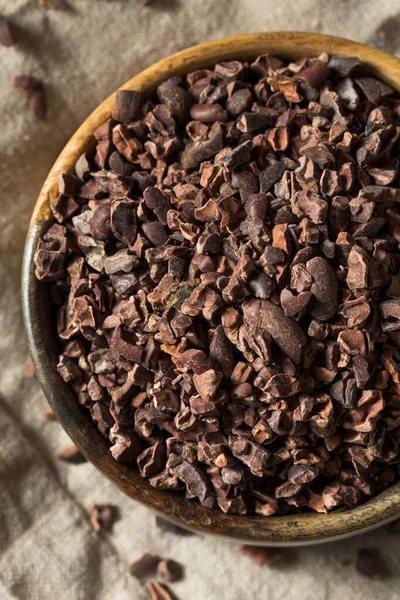 Raw Brown Organic Chocolate Cocao Nibs Într Castron — Fotografie, imagine de stoc