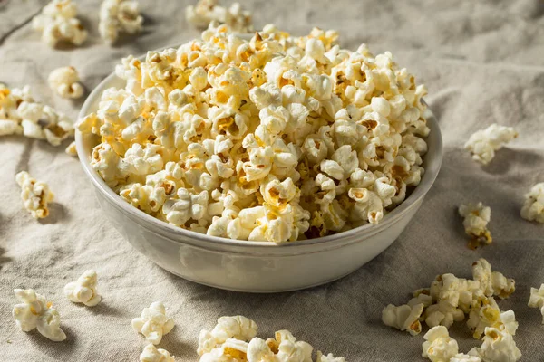Zelfgemaakte Zoute Geboterde Popcorn Een Schaal — Stockfoto