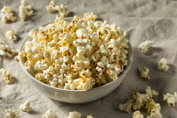 Zelfgemaakte Zoute Geboterde Popcorn Een Schaal — Stockfoto