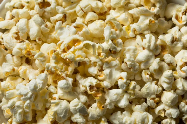 Zelfgemaakte Zoute Geboterde Popcorn Een Schaal — Stockfoto